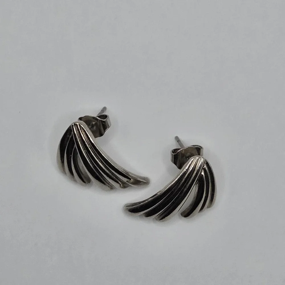 Avon Earrings Women OS Silver Good 1988 Tailored Elegance Ribbed Fan Pierced